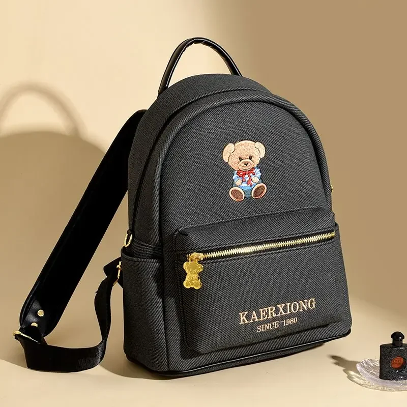 Zaino con ricamo orso carino per donna 2024 nuova moda coreana in morbida pelle mini zaino da viaggio casual di grande capacità Mochila - immagine 2