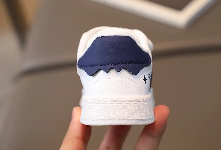 Kinder Mode Design Weiß Rutschfeste Freizeitschuhe für Jungen Mädchen Haken Atmungsaktive Sneakers Kleinkind Outdoor-Schuh_voghion.com