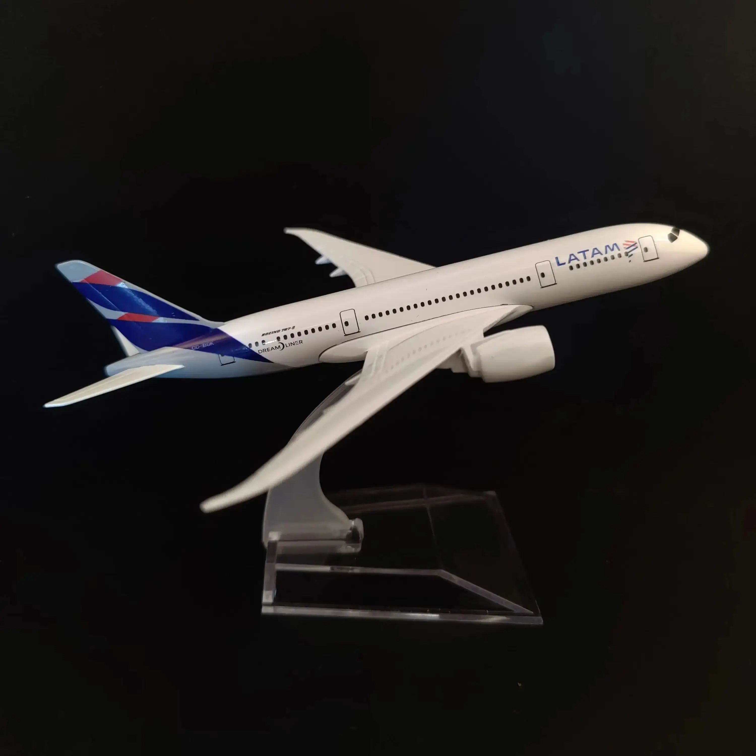

1:400 Chile LATAM B787 Replica Metal Aircraft Model Scale Aviation Collectible Diecast Miniature Ornament Souvenir Toys