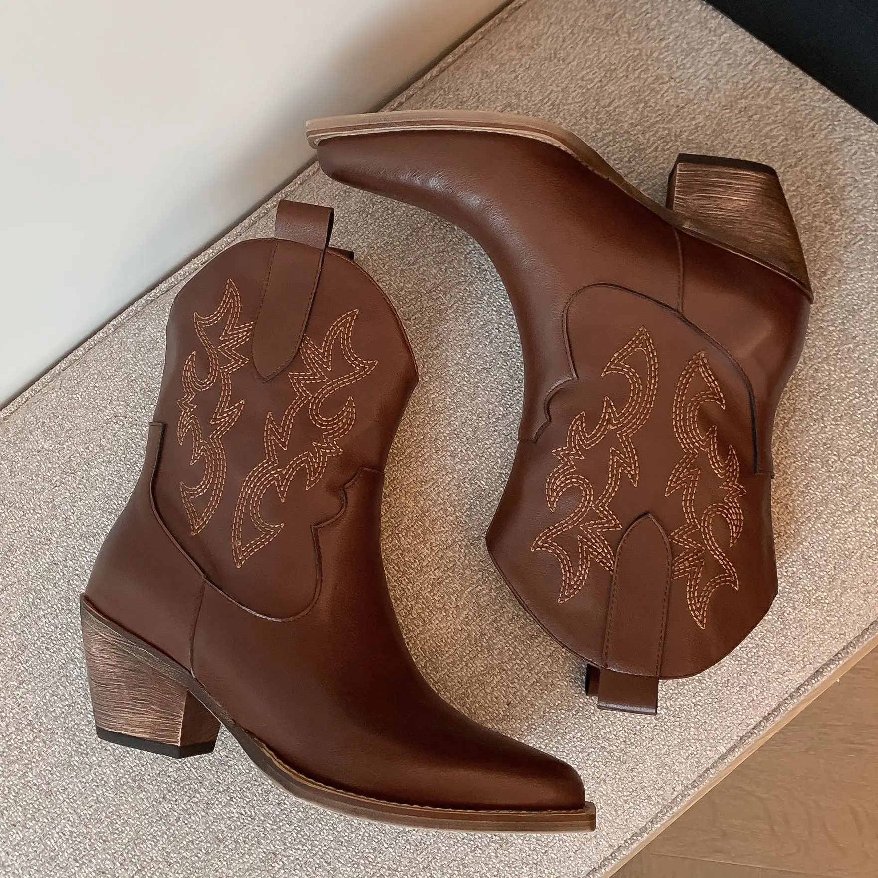 Autumn And Winter Boots, Cowhide Material, Square Heel. Calf Height, Fashion Women's Shoes, Pointed Toe,Embroidery