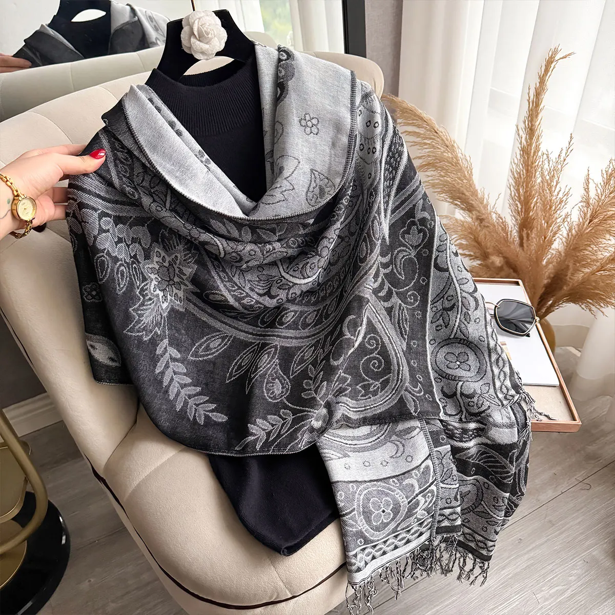Women Paisley Design Scarf  Pashmina Shawls Tassel Jacquard Hijab Head Wraps Femme Spring and Autumn Scarves Foulard Bufanda