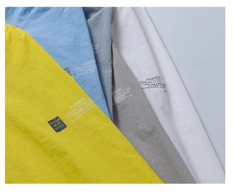 Wasserdichte Jacke mit Kapuze