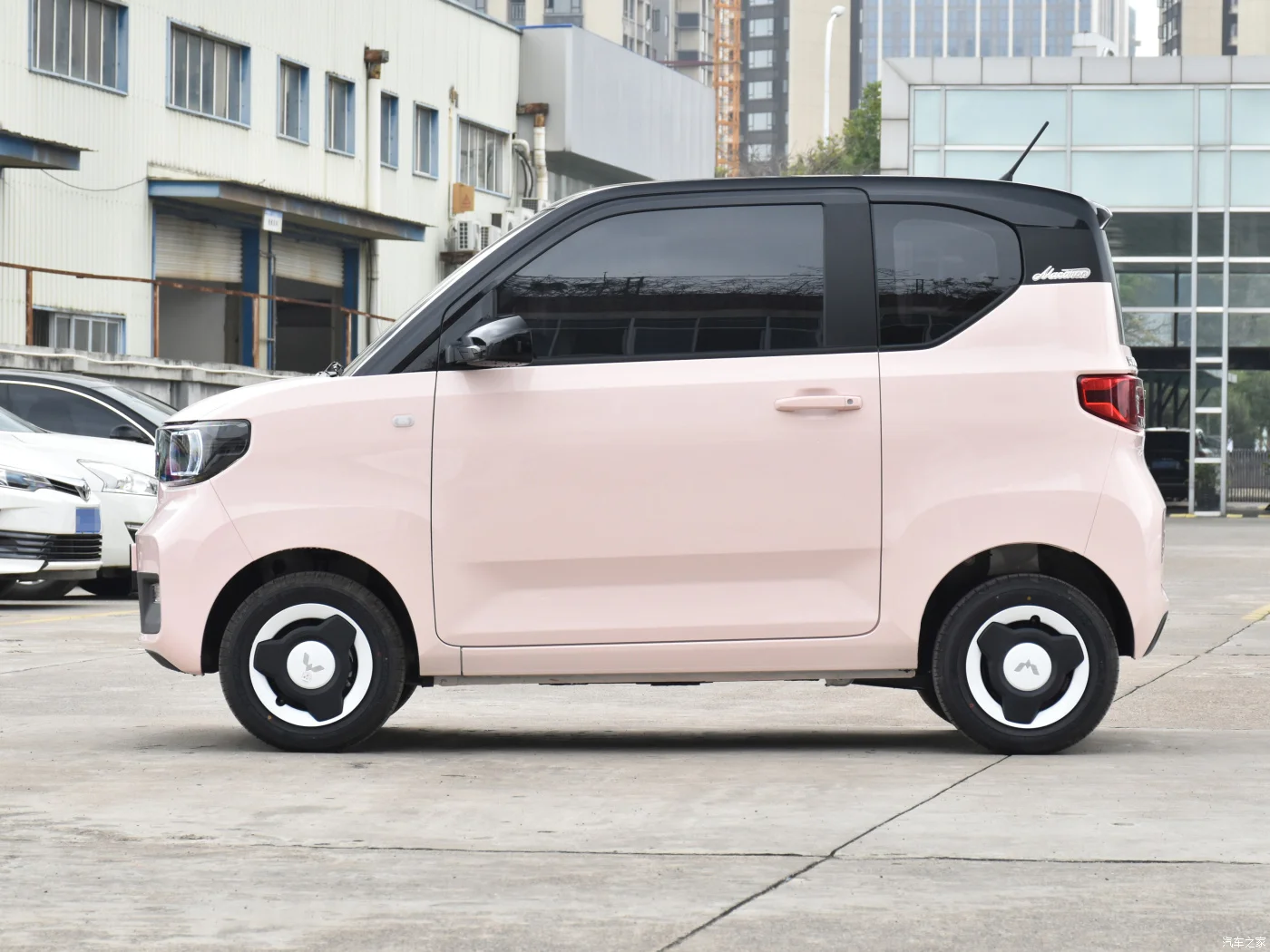 Рисунок 2 - Лидер продаж, Электромобиль WULING