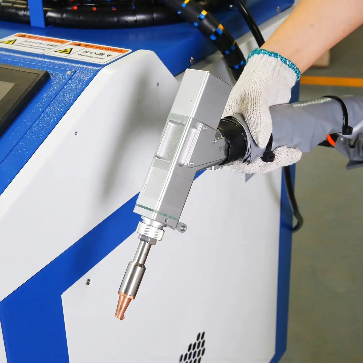 The hand-held laser welding gun is suitable for welding stainless steel and metal 4