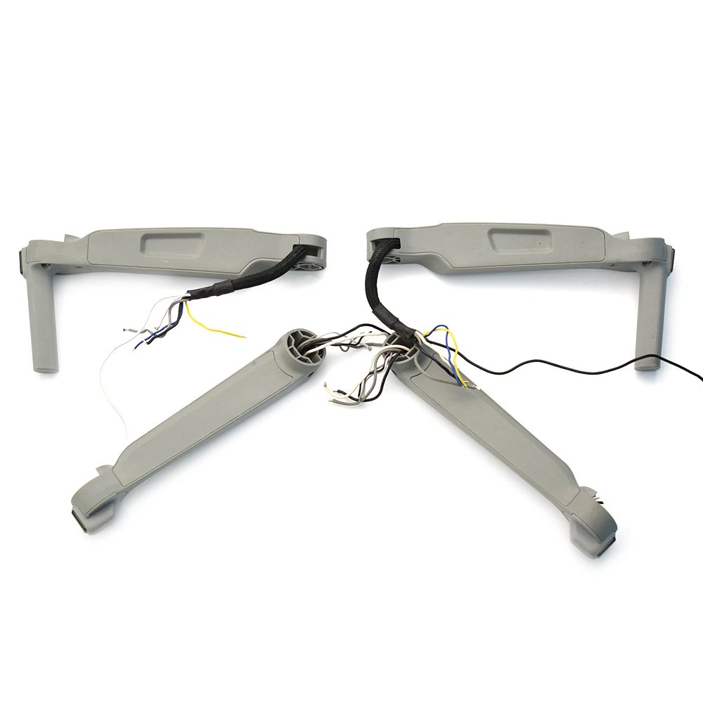 Hélices de rechange pour DJI Mini 3 Pro en couleurs vive, orange et bleue, posées à plat.