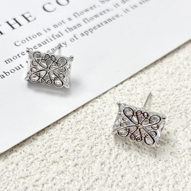 Anspruchsvolle geometrische Ohrringe, quadratischer Zirkonia mit Vergoldung, minimalistisches, leichtes Luxusdesign, elegantes Geschenk für das tägliche Accessoire – Detail 2