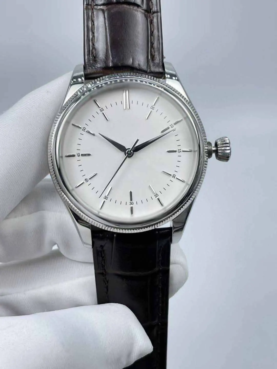 

"Universal Wristwatch - 39mm Neutral Dial, Mechanical Movement, Waterproof"