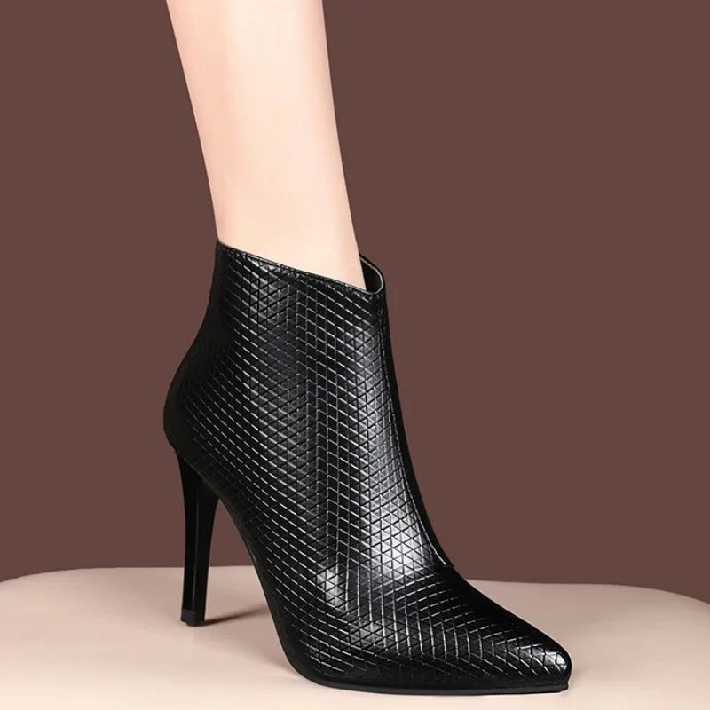 Botas Altas de Cuero Crazy para Mujer en Punta Recortada