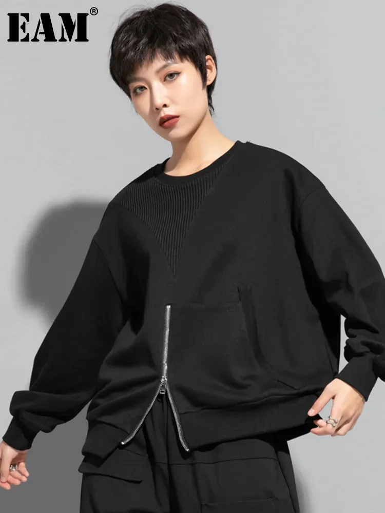 

[EAM] Loose Fit Black Zipper Sweatshirt New Round Neck Long Sleeve Women Big Size Fashion Tide Spring Autumn 2024 1DF4678