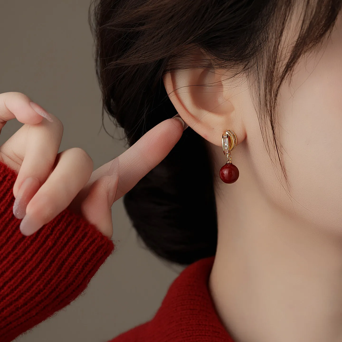 Weinroter Imitationsperlen-Anhänger, goldfarbene Zirkon-Ohrringe, 2026 neuer Schmuck, elegante, luxuriöse Accessoires für Damenpartys – Detail 9