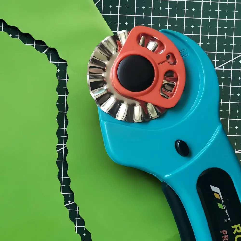 45mm 천공 로터리 커터 DIY 종이 핸드북 커팅 쉬운 찢어짐 물결 모양 레이스 엣지 커팅 도구 (예비 스킵 블레이드 포함)