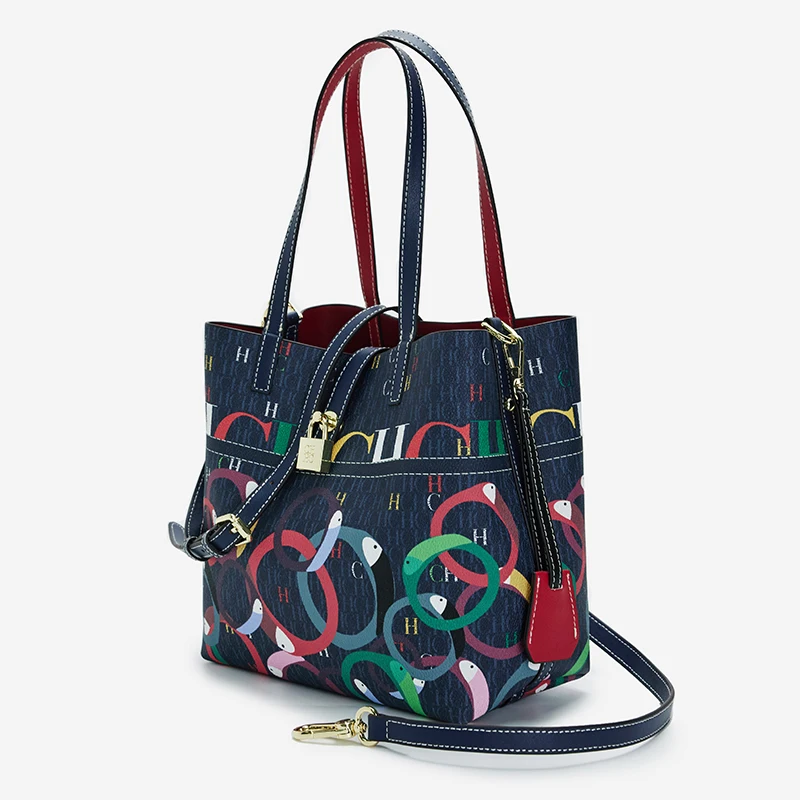 حقيبة الكتف المصممة بحروف كلاسيكية من العلامة التج...