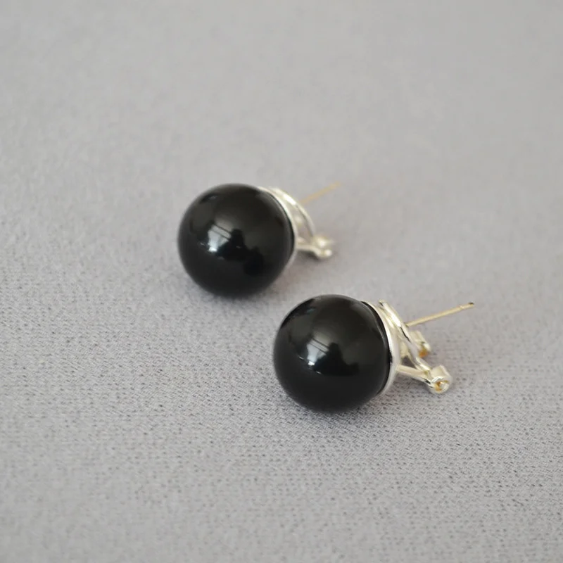 

Small Fashion Commuting Personality Simplicity White Baihe Star Same Big Black Agate 925 Silver Needle Earrings