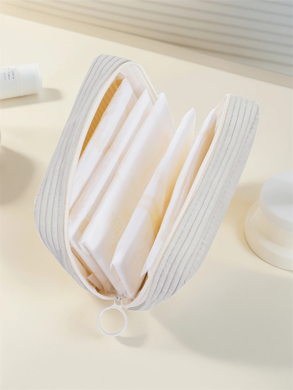 Cute cat pattern printed sanitary napkin storage bag, women's lightweight tissue bag, sanitary tissue bag