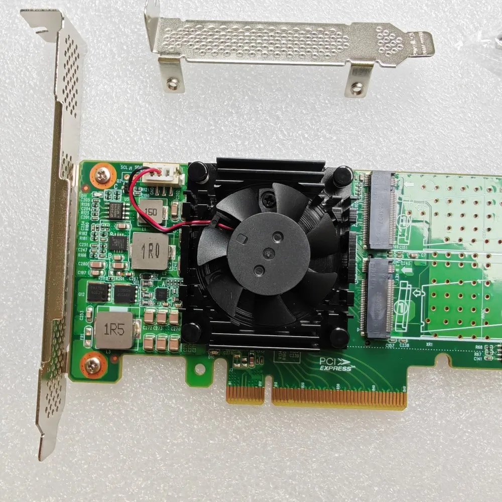 PLX8747 및 로우 프로파일 지원 기능을 갖춘 PCIe 3.0 x8 - 4x M.2 NVMe SSD 어댑터 카드