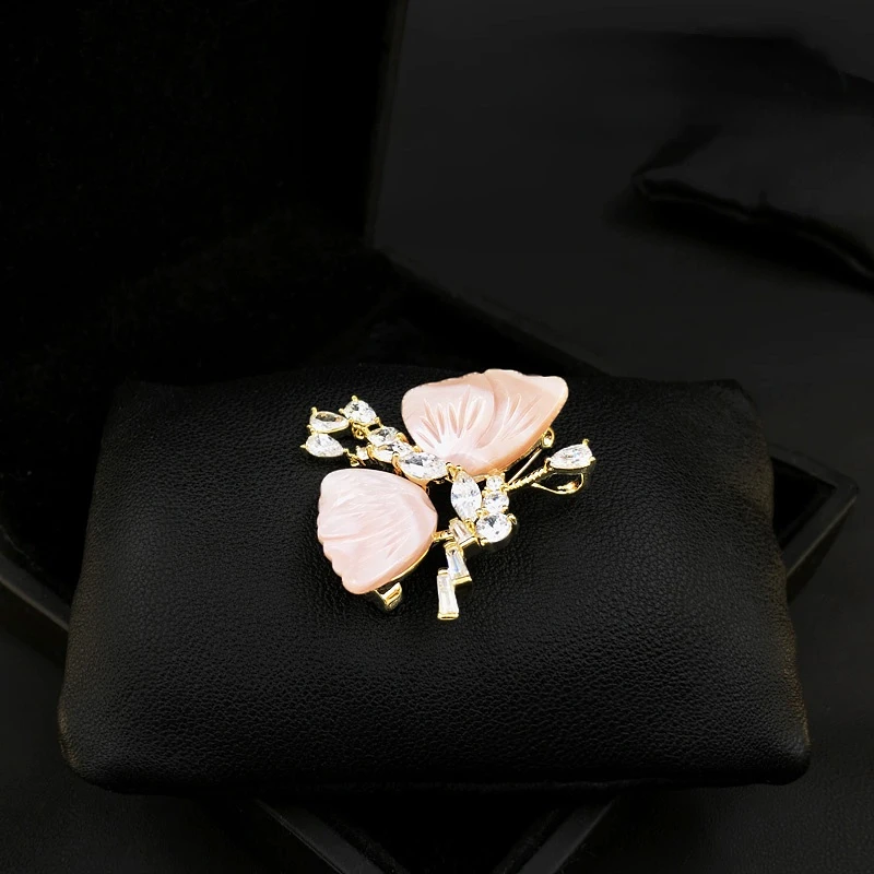 Natural Pink Shell Butterfly Brooch Women Sweet Cute Shining Insect Pins Zircon Corsage High-End Coat Sweater Pin Jewelry Gifts