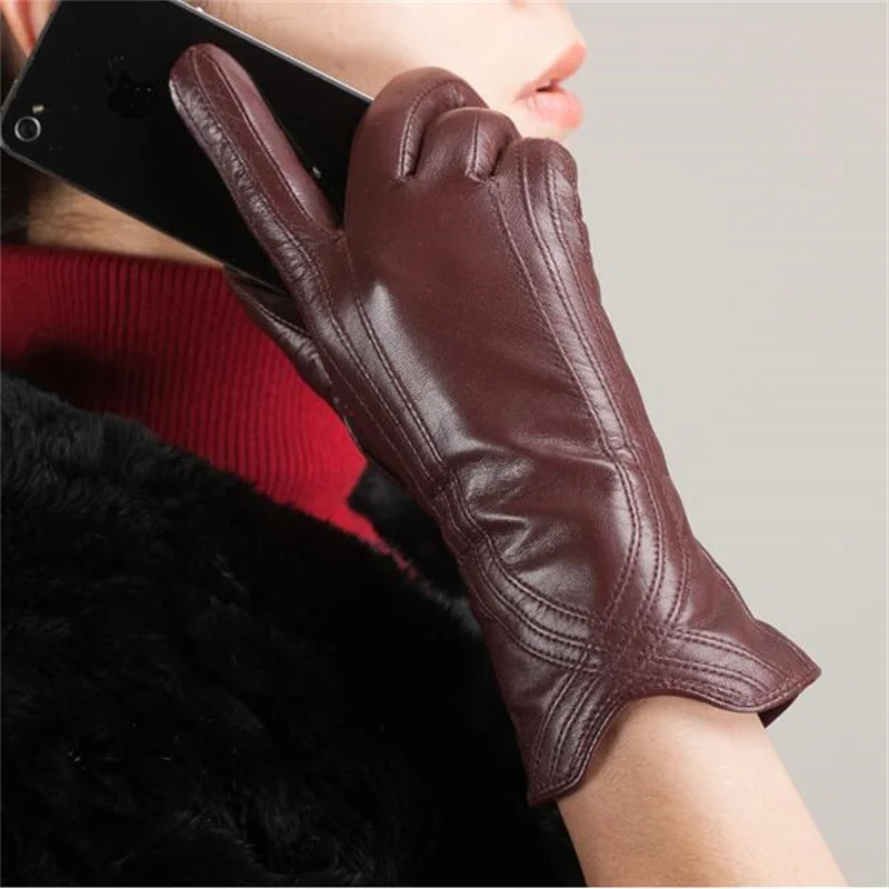 Рисунок 6 - Женские варежки из натуральной кожи