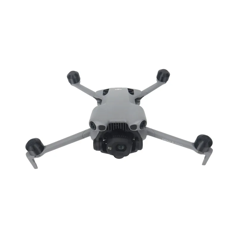 Détail du couvercle souple en silicone protégeant les moteurs du DJI Mini 5 Pro, avec texture antidérapante.