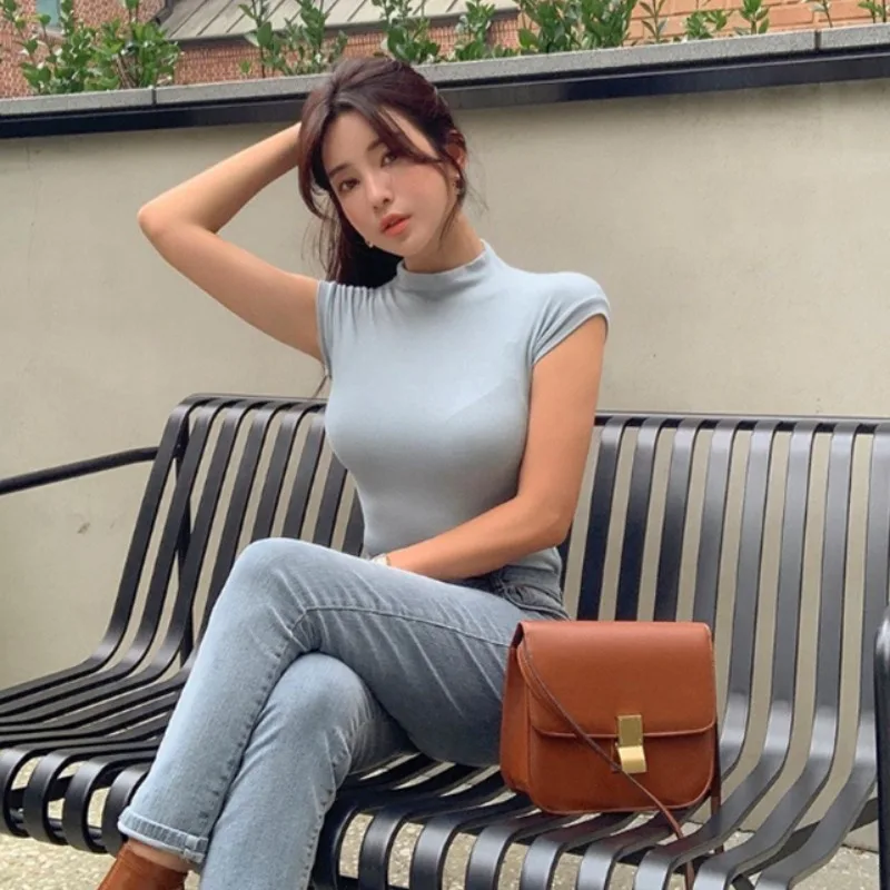 한국 섹시한 민소매 티셔츠 탑 여성 2021 여름 새로운 솔리드 슬림 핏 하프 하이 칼라 탄성베이스 조끼