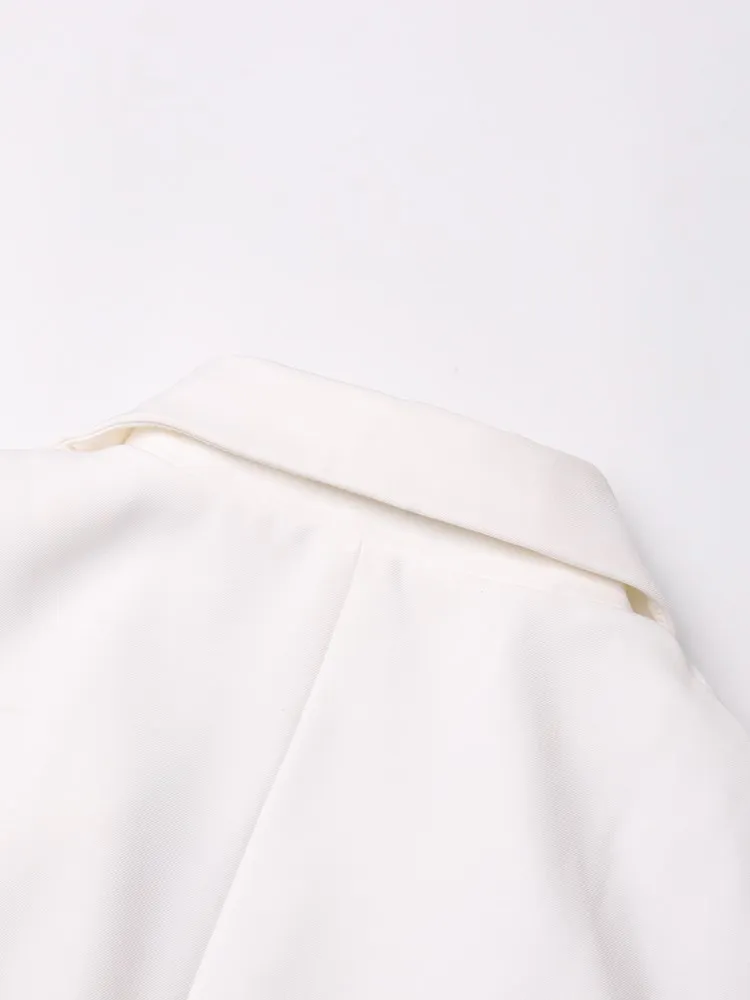 Рисунок 4 - Женский блейзер со стразами и отложным воротником