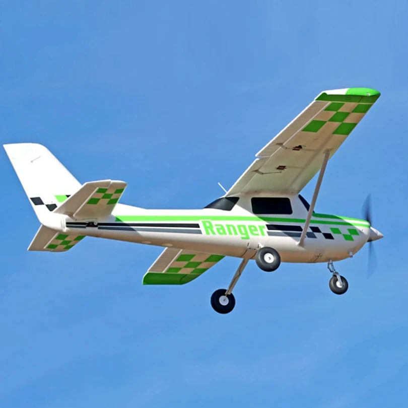 Avion RC Ranger 1800mm PNP en atterrissage, planeur d'entraînement performant touchant la piste.