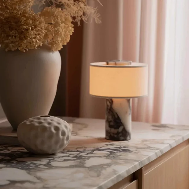 Marmor Bordlampe med Stofskærm – Trådløs, Dæmpbar LED & Touch 1