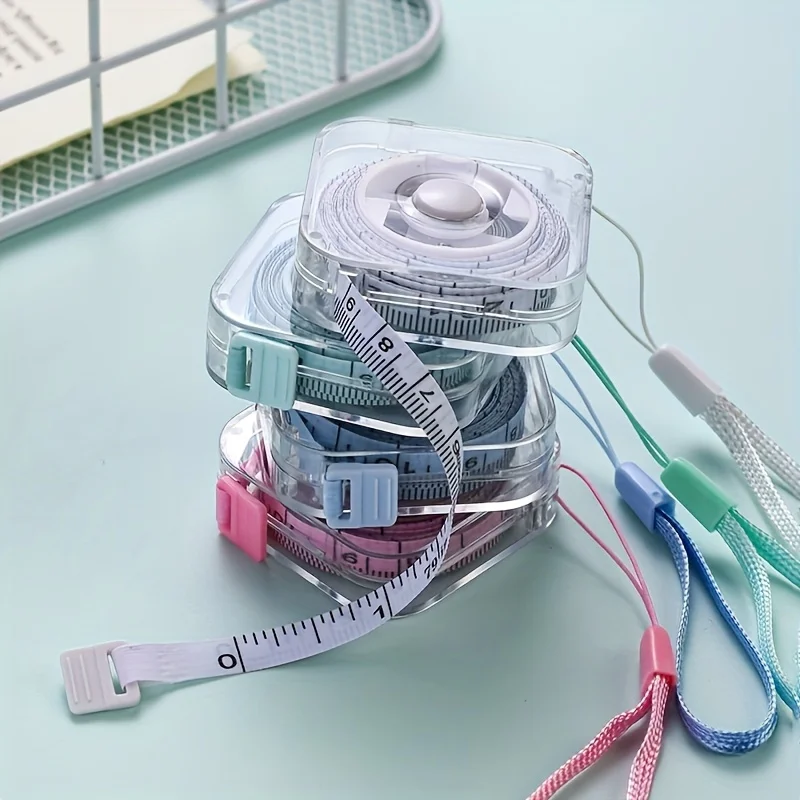 귀여운 미니 소프트 줄자, 휴대 가능하고, 늘리고 잠글 수 있는 메커니즘과 명확한 센티미터/인치 표시가 있습니다.