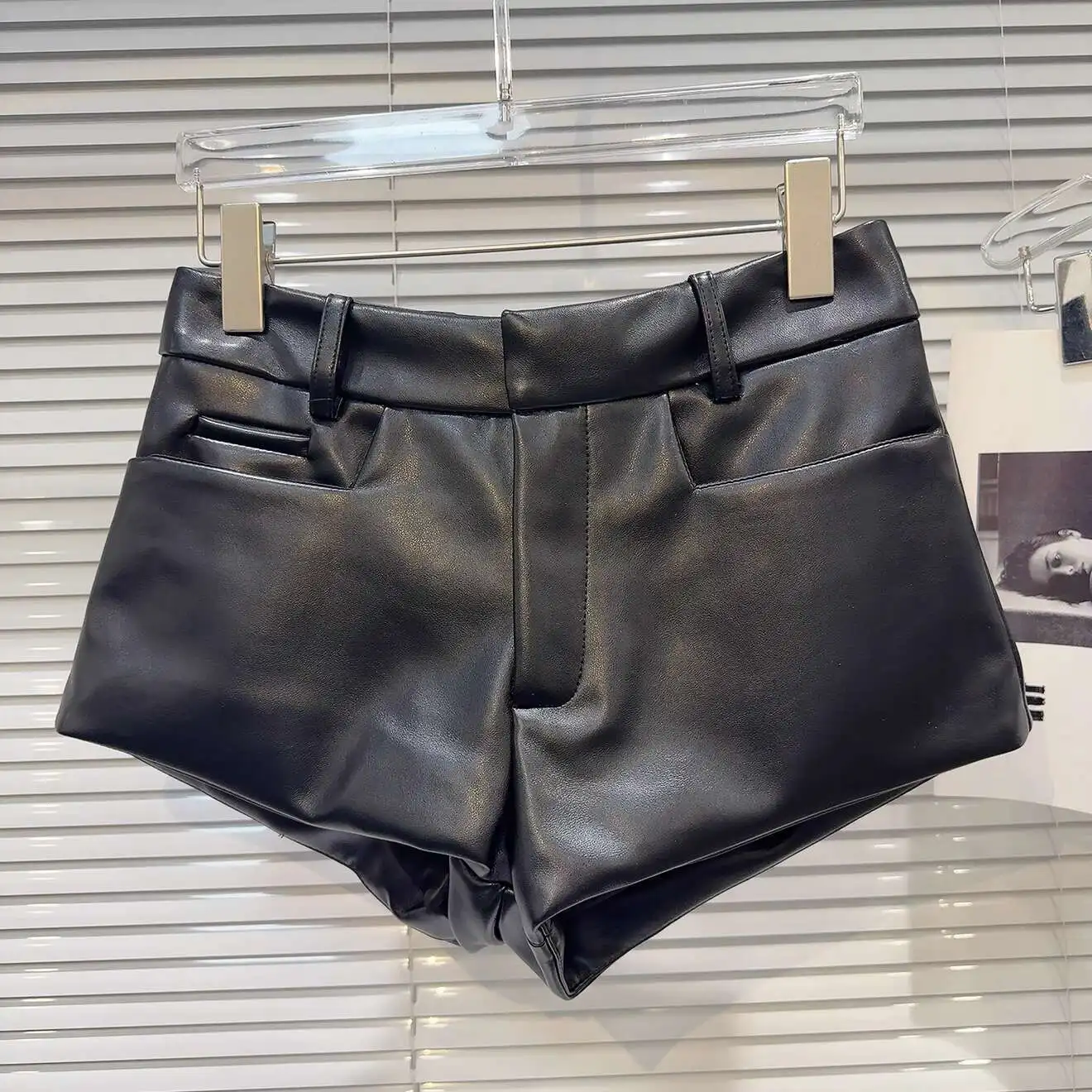 DEAT 2026 Spring New Items PU Leather Solid Color High Waist Shorts For Women Temperament Short Pants Female Fashion 11A02227