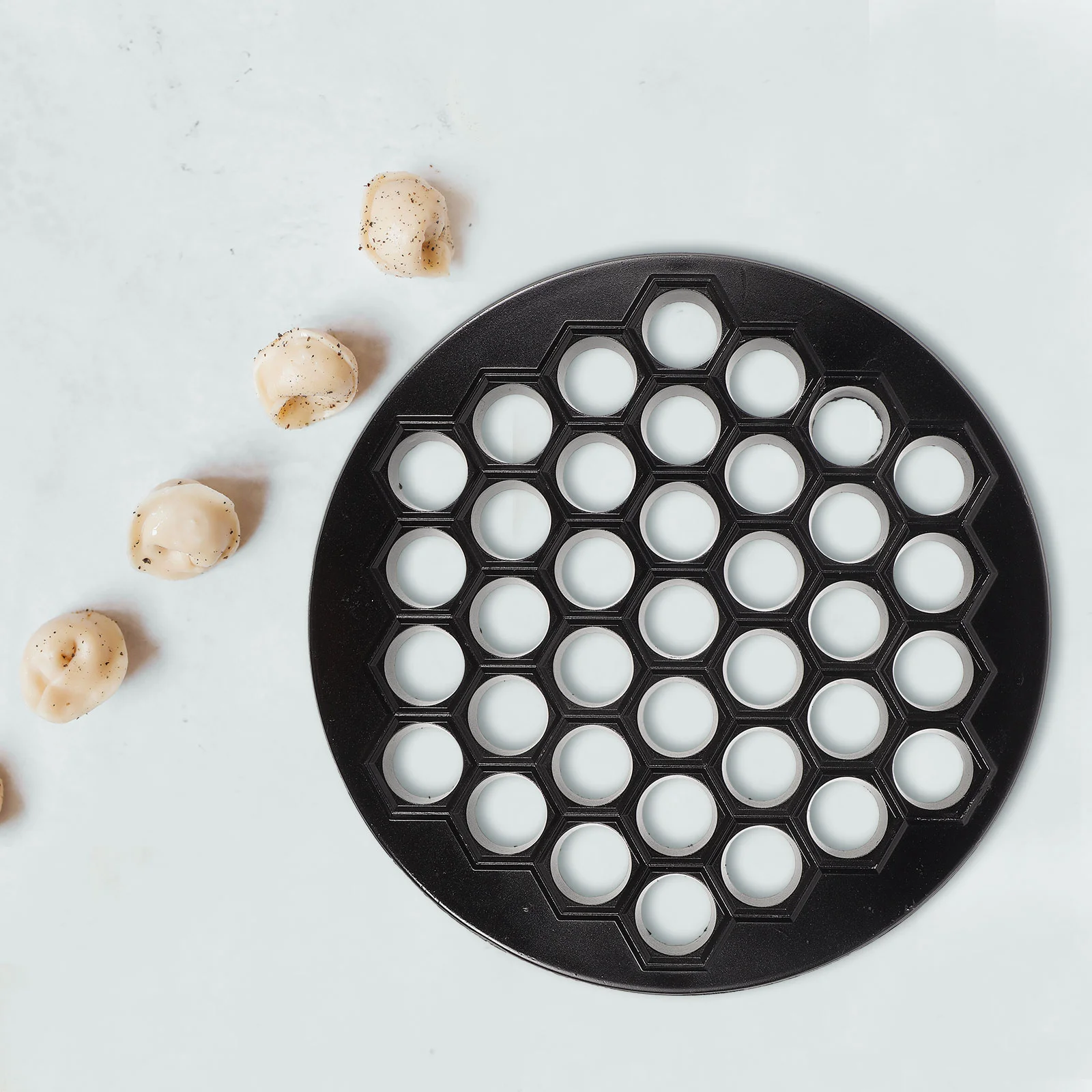 

Holes Dumplings Maker Fast Dumplings Press Zinc Alloy Kitchen Accessories for Home Dumpling Pressing Mold Tool(Black)