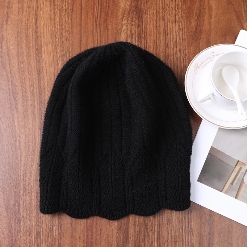 Einfarbige Strickmütze aus 100 % Wolle mit ausgehöhltem, gewelltem Rand. Modischer, lässiger und warmer Pfeilabsatz-Kopfbedeckung für den Winter – Detail 9