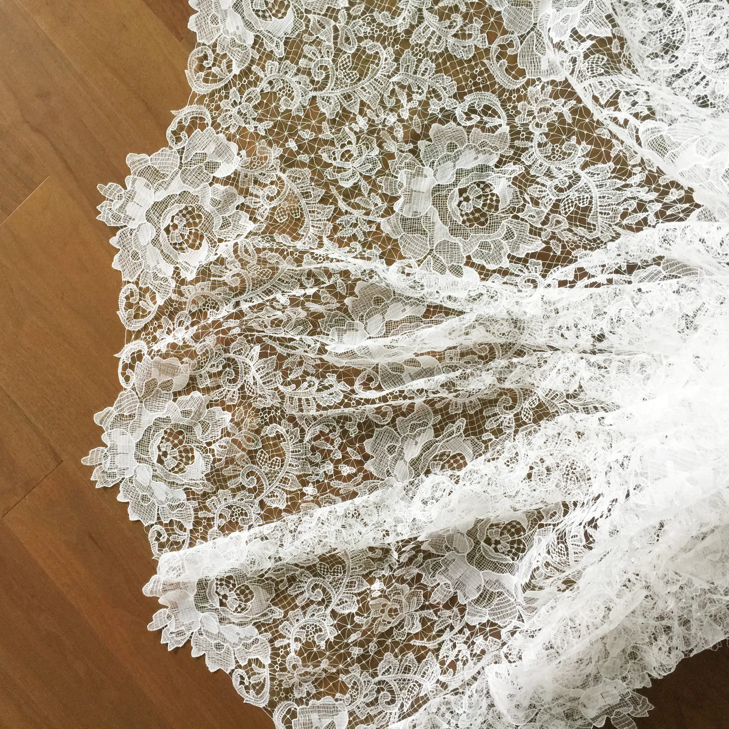 1 Yard Elfenbein Exquisite Alençon-Spitze Stoff mit Häkeln Muster Floral Emrboidery Stoff für Hochzeit Kleid, Spitze Caps – Detail 7
