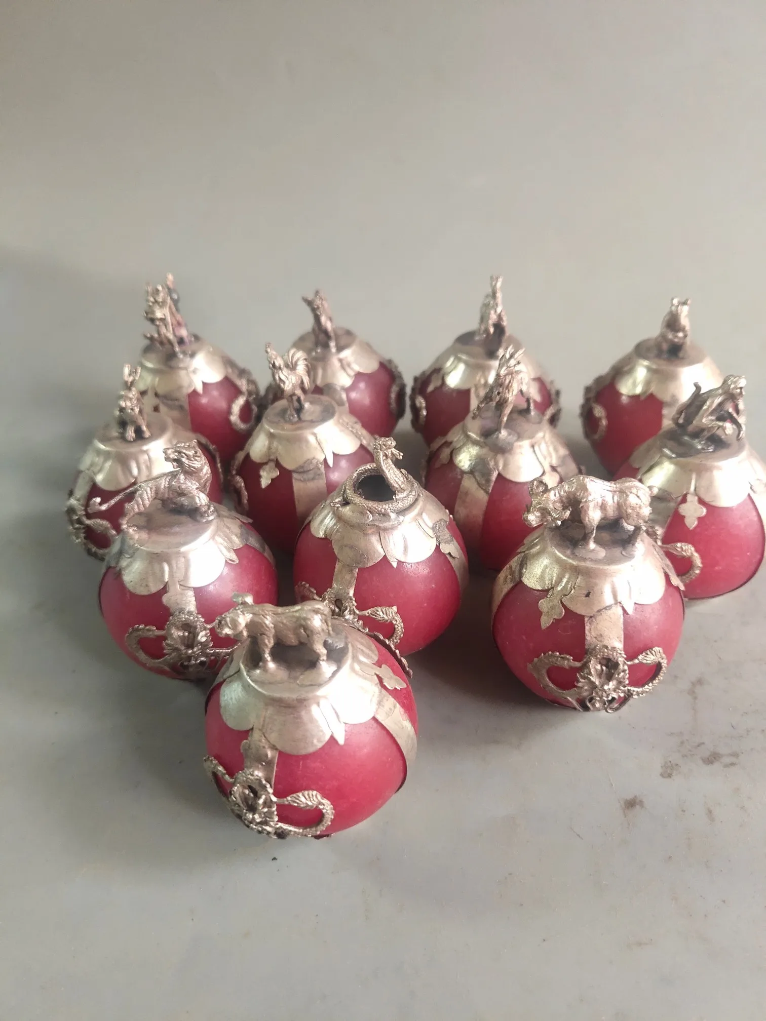 

Модная китайская продуманная старая декоративная ручная работа инкрустация тибетский серебряный дракон 12 знаков зодиака красная Нефритовая статуя украшение для дома