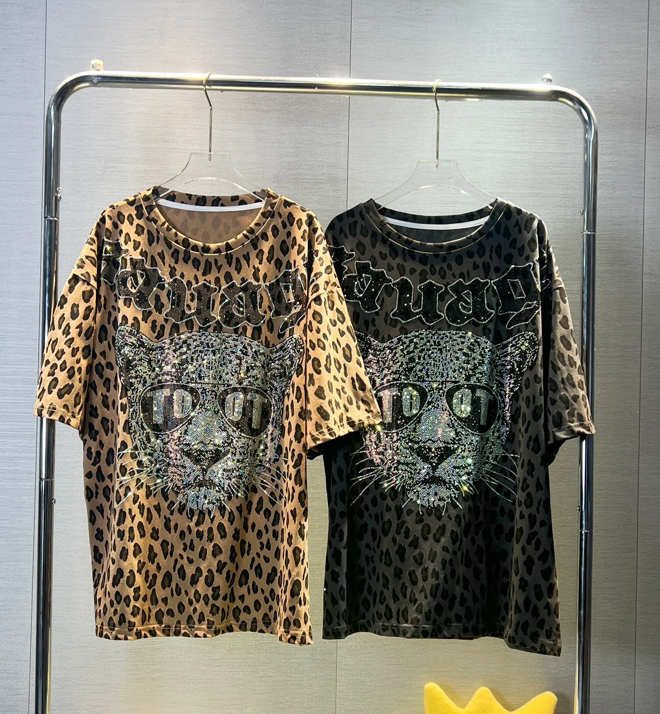 

2023 New Spring Summer Fashion Loose Women Short Sleeve T-shirt Trendy Hot Drilling Leopard Tees Mid-long Oversize Casual Tops