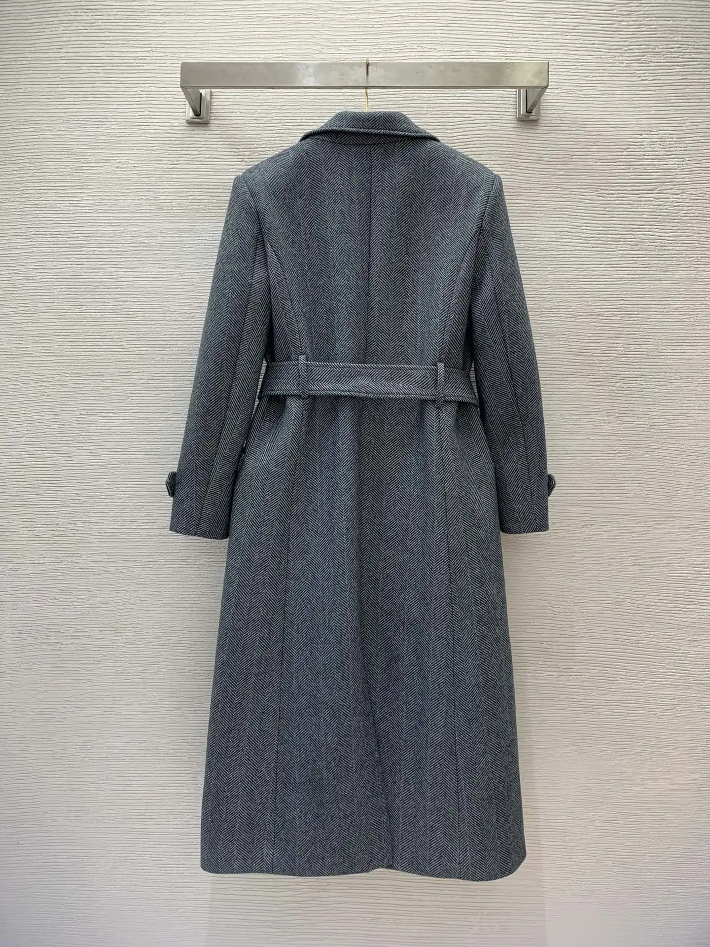 Рисунок 2 - Женское двубортное пальто в елочку