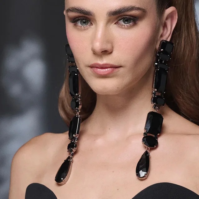 Stonefans Banquet Catwalk Black Crystal Earrings Dangle Jewelry Women Geometric Shape Exaggerated Long Tassel Earrings Party 2