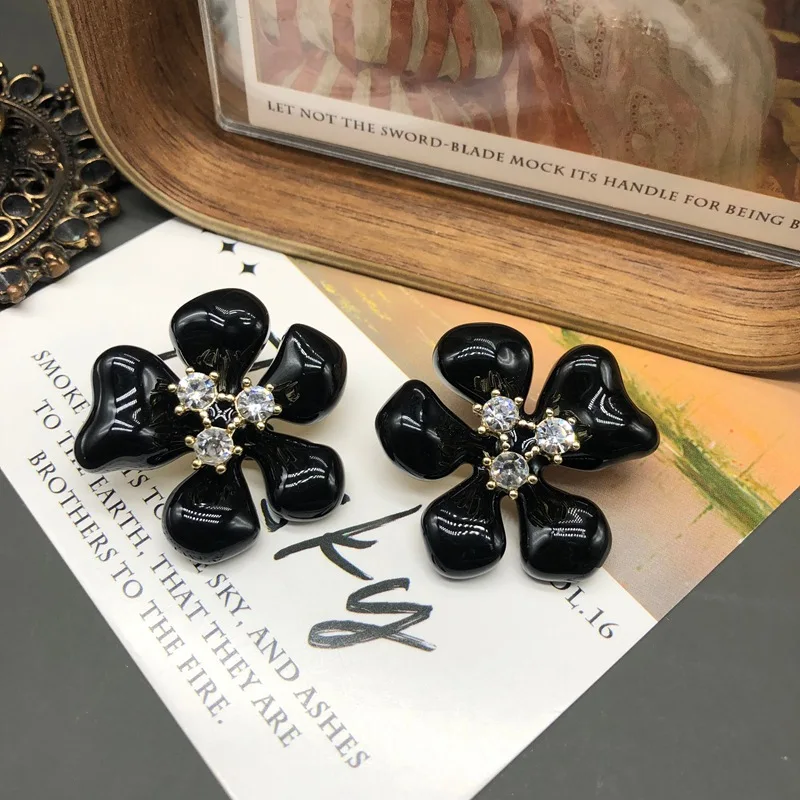 Exquisite Fashion Classic Versatile Black And White Enamel Simple And Compact Flower Inlaid Zircon Earrings Ear Clip
