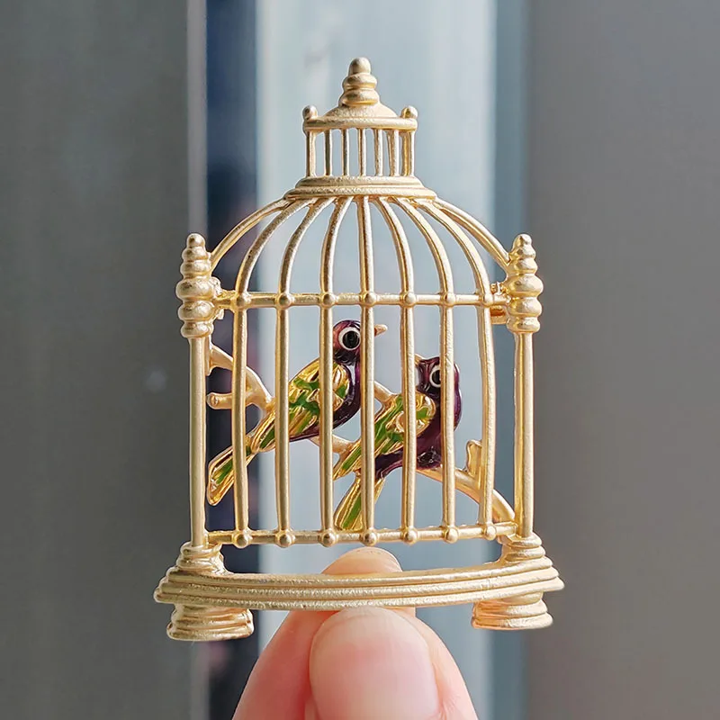 

Cross-Border New Arrival Simple Elegant Retro Electroplating Birdcage Shape Brooch Bird Corsage Dripping Oil Animal Brooch Whole
