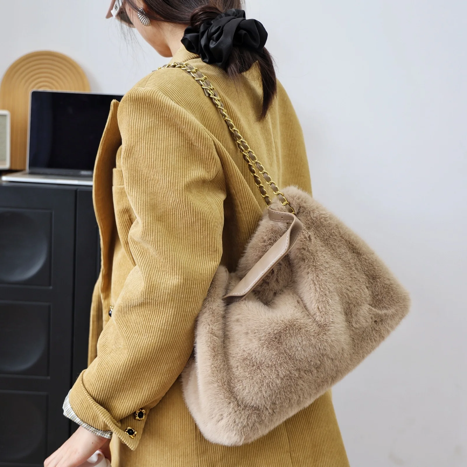 Winter new fur bag female 2025 large capacity ladies single shoulder crossbody bag handheld Tote Tote plush bags