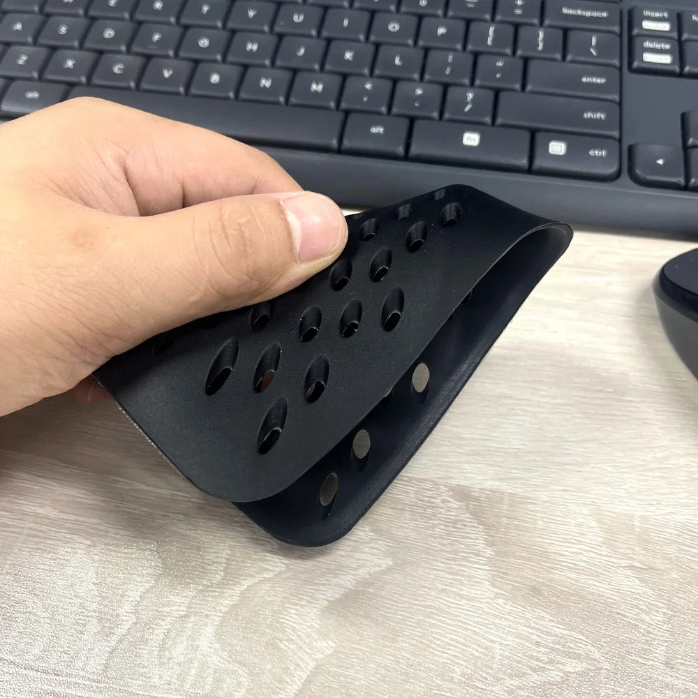 Détail des attaches et du système de filtration du demi-masque en silicone, idéal pour moto et airsoft.