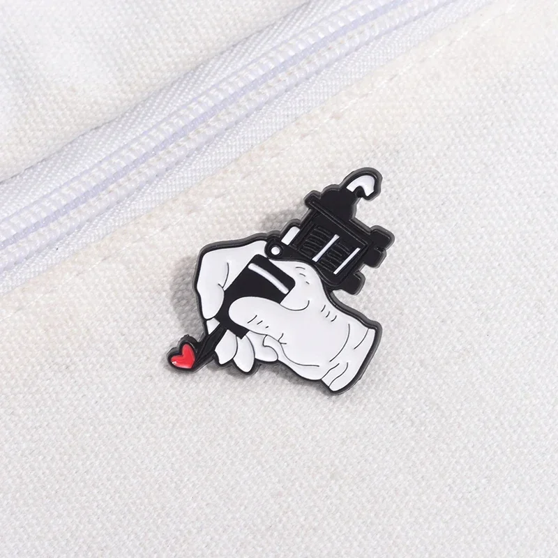Liebe Herz Tattoo Emaille Pins Benutzerdefinierte Kreativität Tattoo Künstler Broschen Revers Abzeichen Lustige Schmuck Geschenk für Freunde – Detail 4