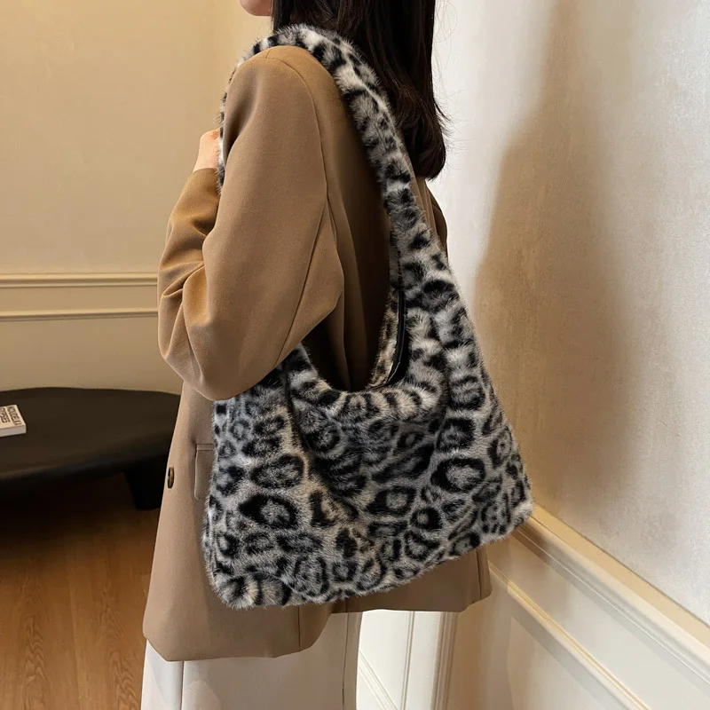 Stylish Shoulder Bag Large Capacity Fluffy Tote Handbag Leopard Print Plush Shoulder Bag Commute Handbag