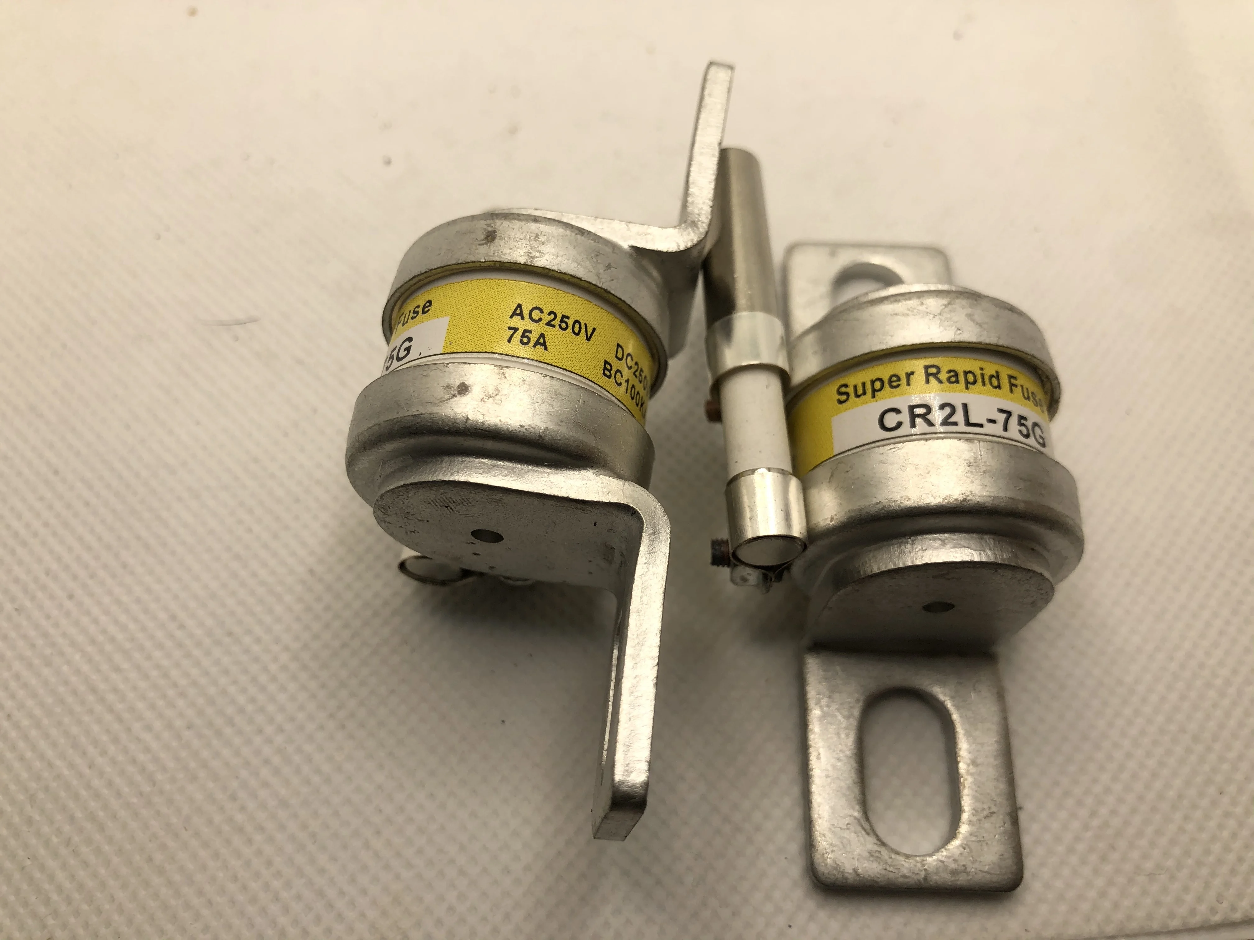 

Fusibles: Φ 75A 250V