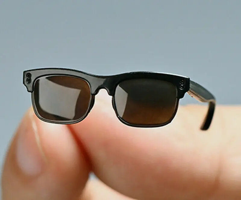 

Type B 1/6th Trendy Female & Male Soldier Black Translucent Sunglasses Model