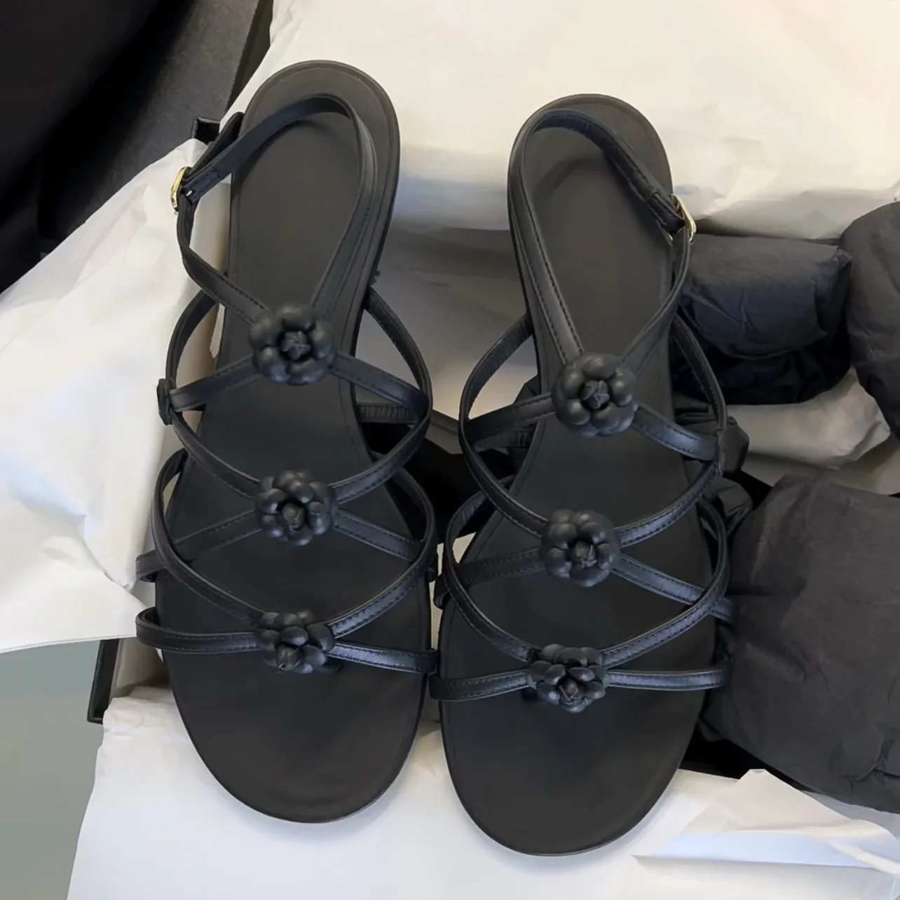 Small Fragrant Mountain Camellia Woven Versatile Flat Sandals Women's 2023 New Spring/summer Hollow Caligae Sandals