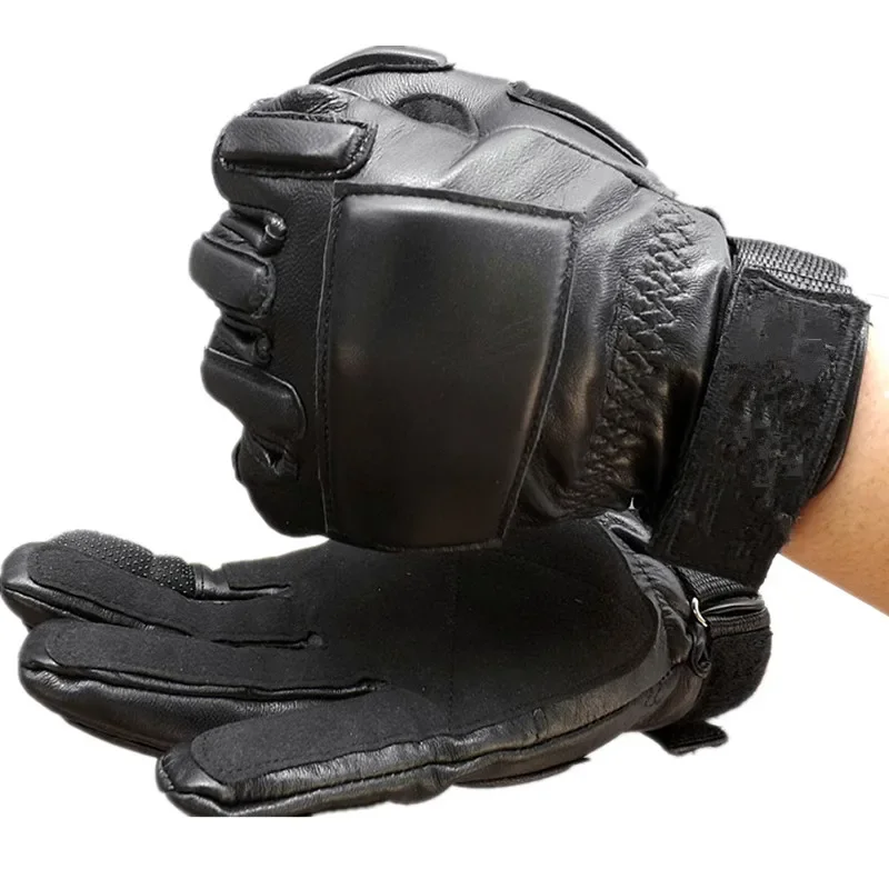 port en situation – gants d'intervention en cuir