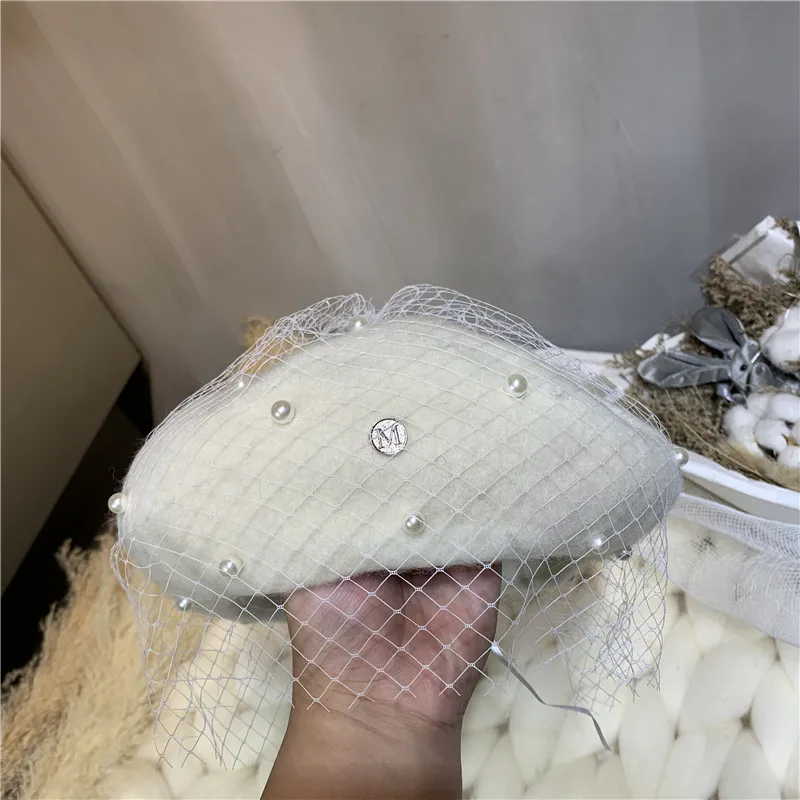 Großer Sale Faszinierende Mesh Schleier Wolle Baskenmütze Mode Brief M frauen Perlen Winter Warme Baskenmützen Vintage Filz Französisch Maler Hut_voghion.com