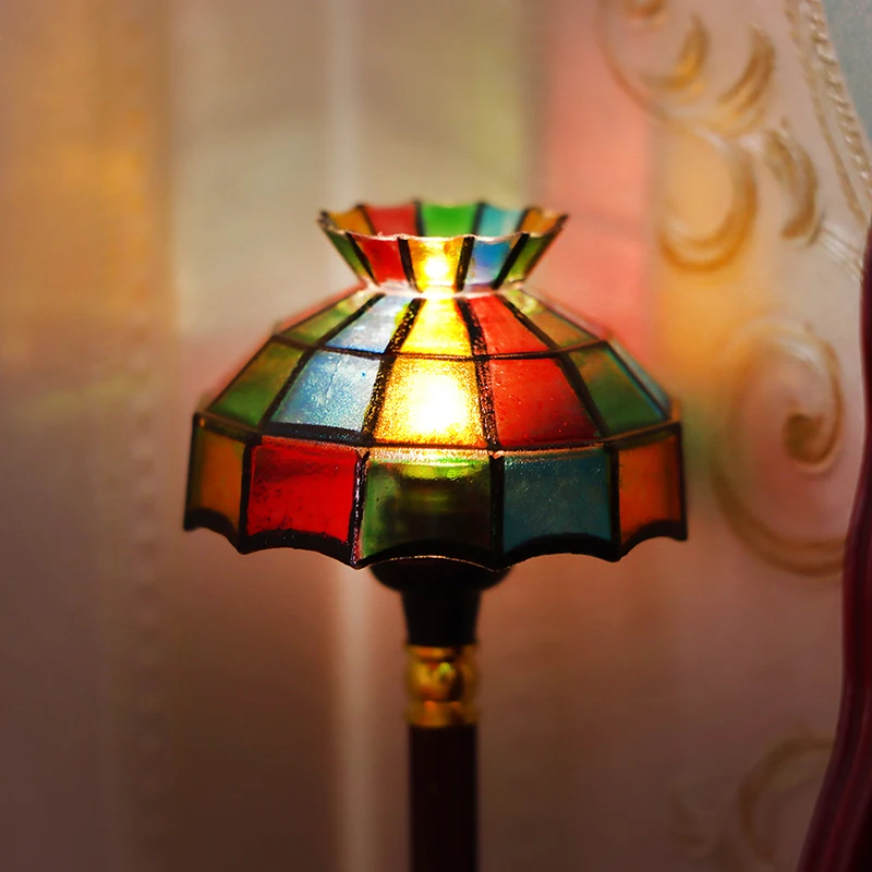 1:12 Dollhouse Retro European Style Mini LED Lamp Double-head Flower Ceiling Light Lamp Live Room Standing Lamp (with Battery) 4