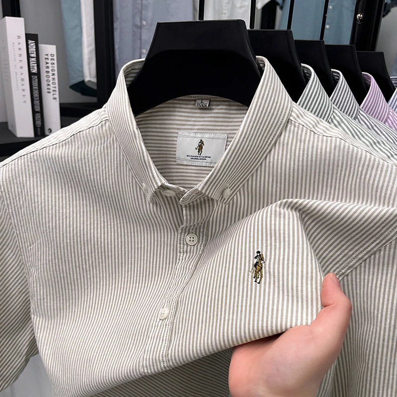 Chemise à manches courtes pour hommes, marque de luxe de qualité, 100 coton, revers cheval brodé, chemise à rayures, nouvelle mode d'été, vêtements de bureau 1 Chemise à manches courtes pour hommes, marque de luxe de qualité, 100 coton, revers cheval brodé, chemise à rayures, nouvelle mode d'été, vêtements de bureau 1