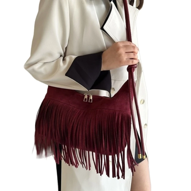 Fashionable Black Shoulder Bag Timeless Purse Spacious Interior Suitable for Phone and Daily Use
