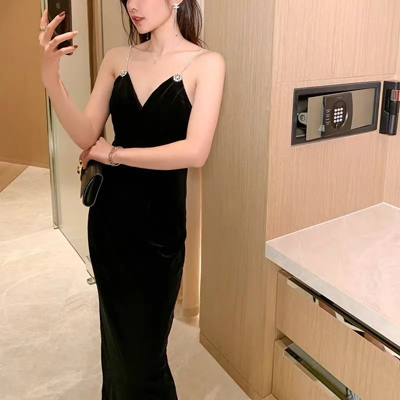 

French Black Sexy V-neck Suspender Velvet Female Dress 2022 New Banquet Temperament Noble And Elegant Women Crystal Straps